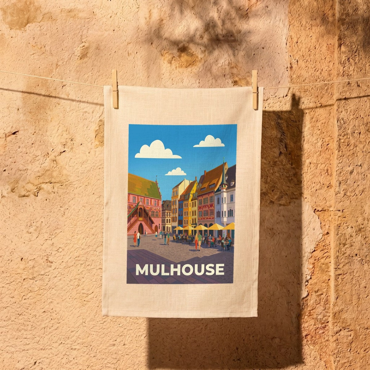 Torchon souvenir de la ville de Mulhouse avec une illustration stylisée de son centre historique.