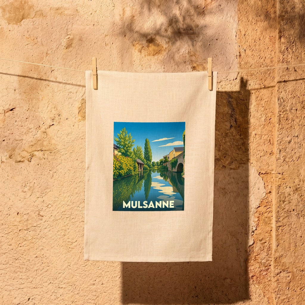 Torchon souvenir de la ville de Mulsanne avec une illustration stylisée d'un canal paisible.