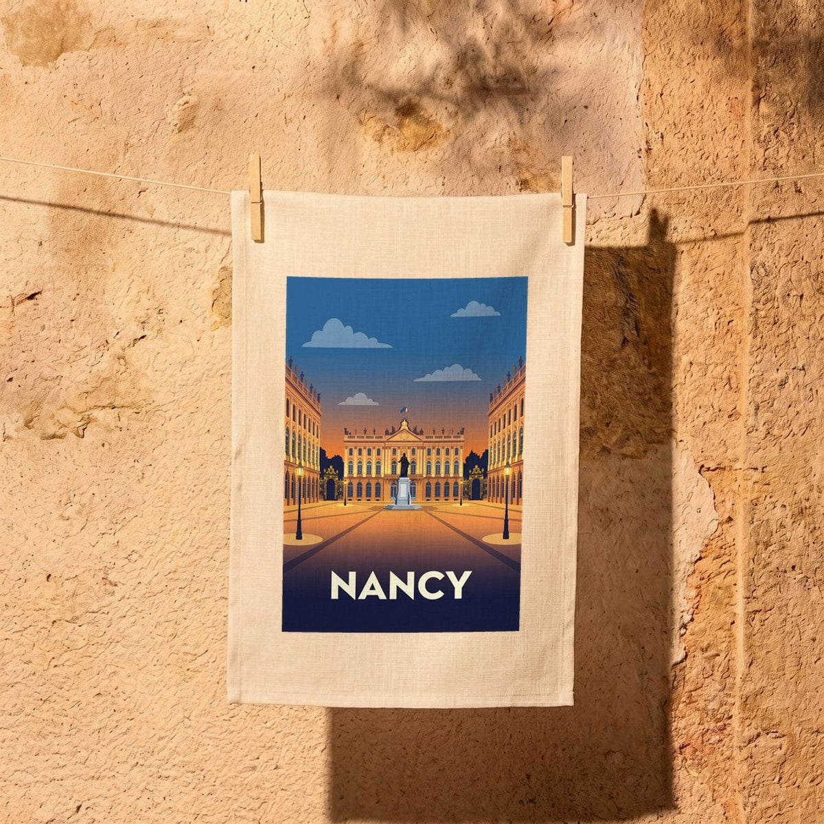 Torchon souvenir de la ville de Nancy avec une illustration stylisée de la Place Stanislas.