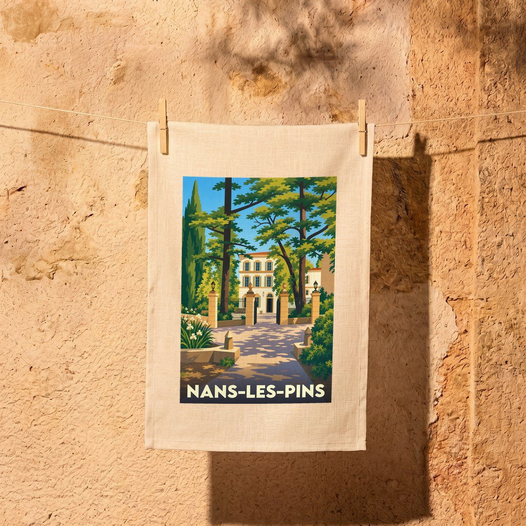 Torchon souvenir de la ville de Nans-les-Pins avec une illustration stylisée d'une bastide provençale.