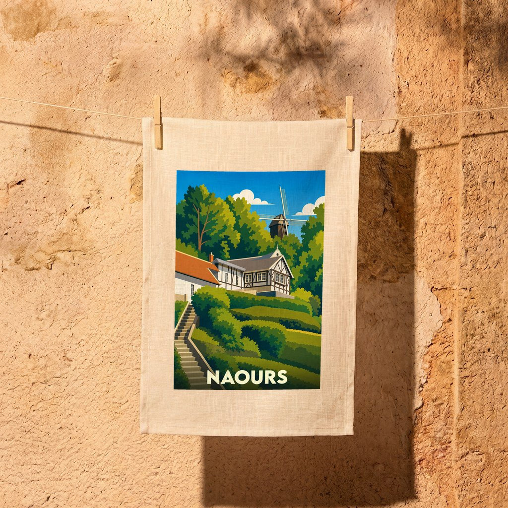 Torchon souvenir de la ville de Naours avec une illustration stylisée d'un paysage de campagne et d'un moulin.