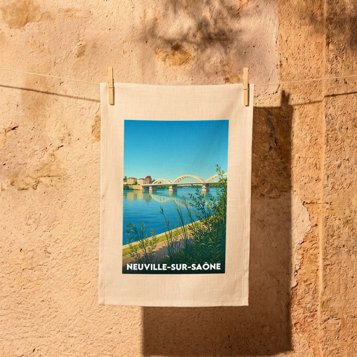 Torchon souvenir de la ville de Neuville-sur-Saône avec une illustration stylisée du pont et de la rivière.