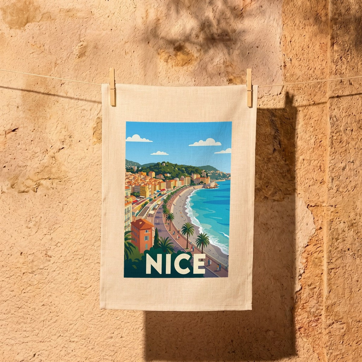 Torchon souvenir de la ville de Nice arborant une illustration stylisée de son bord de mer.