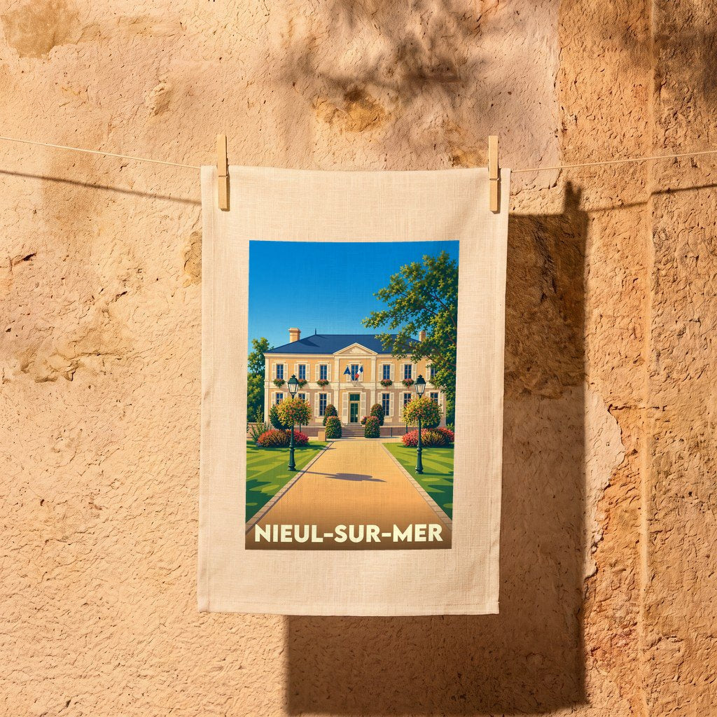 Torchon souvenir de la ville de Nieul-sur-Mer avec une illustration stylisée d'une demeure bourgeoise.