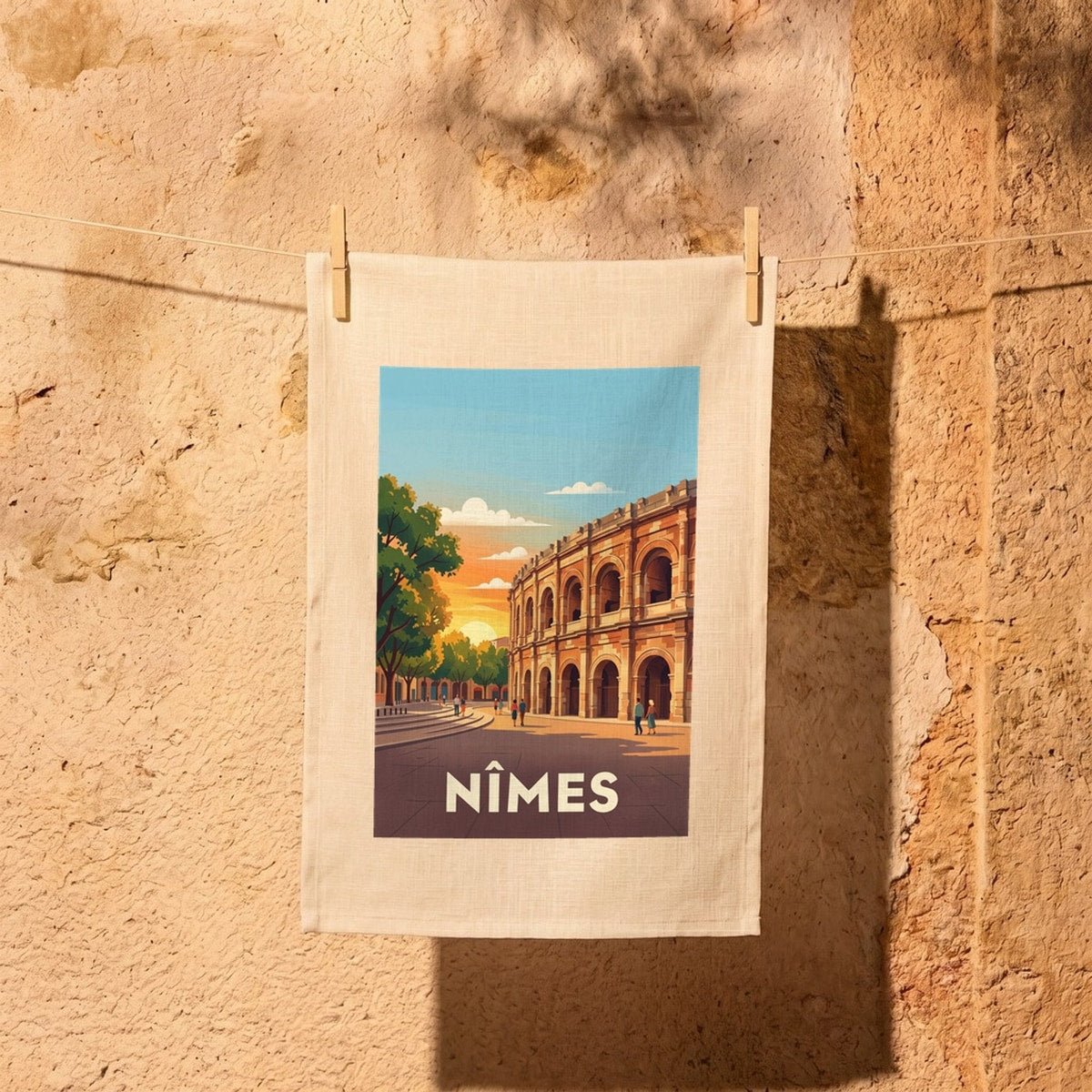 Torchon souvenir de Nîmes illustrant ses célèbres arènes dans un style graphique et coloré.