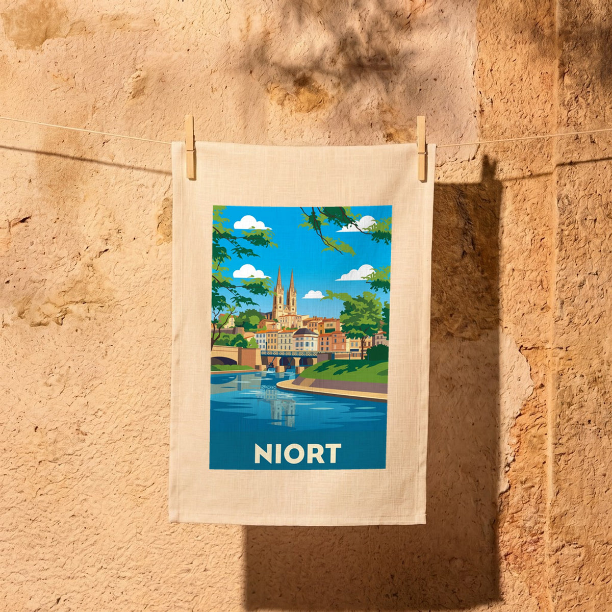 Torchon souvenir de la ville de Niort avec une illustration stylisée.