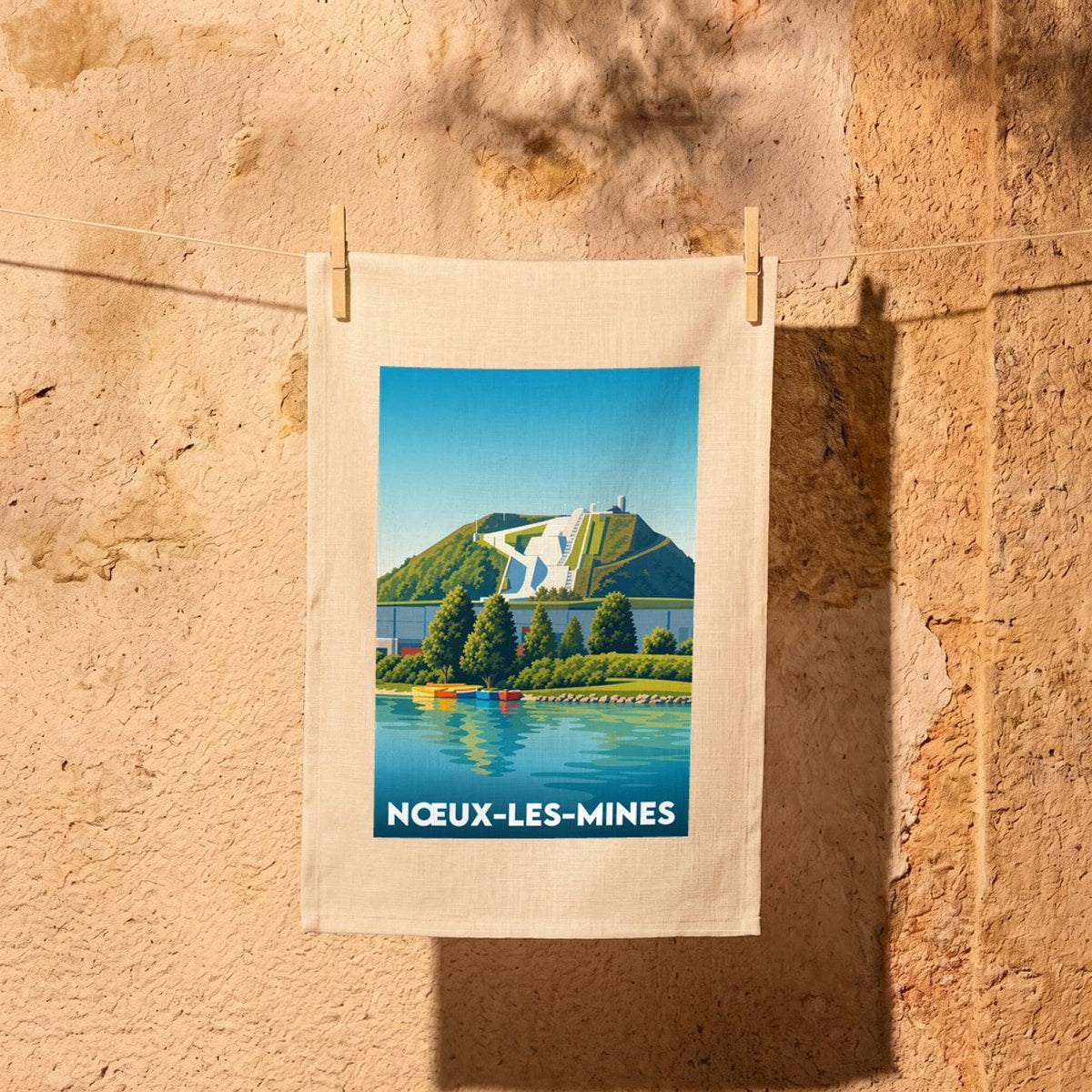 Torchon souvenir de la ville de Nœux-les-Mines avec une illustration stylisée de son terril et de sa piste de ski.