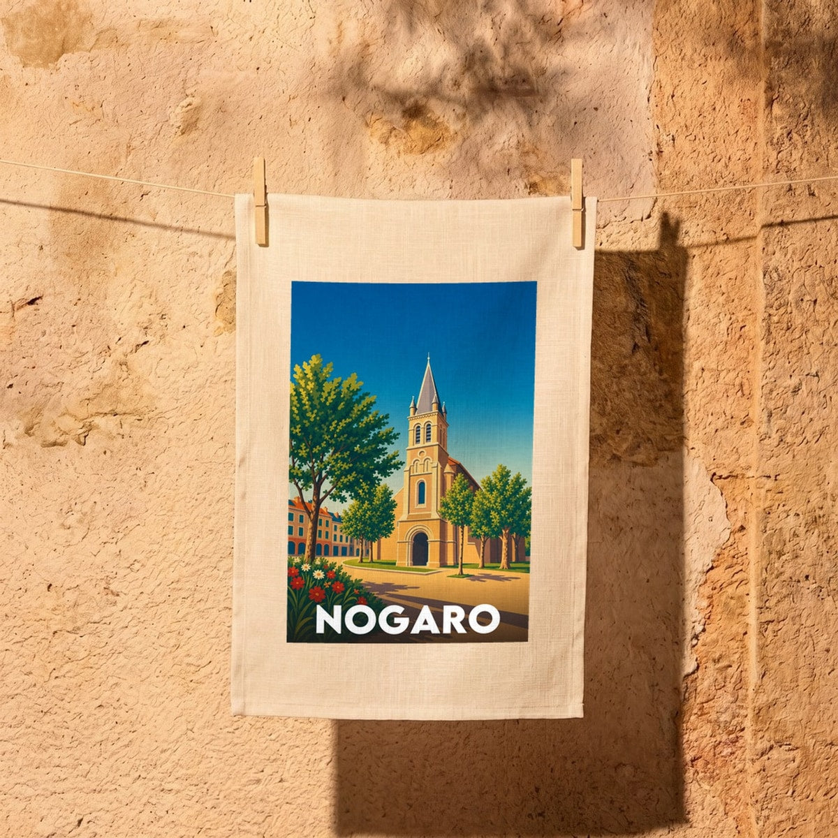 Torchon souvenir de la ville de Nogaro avec une illustration stylisée de son église et de son paysage urbain.