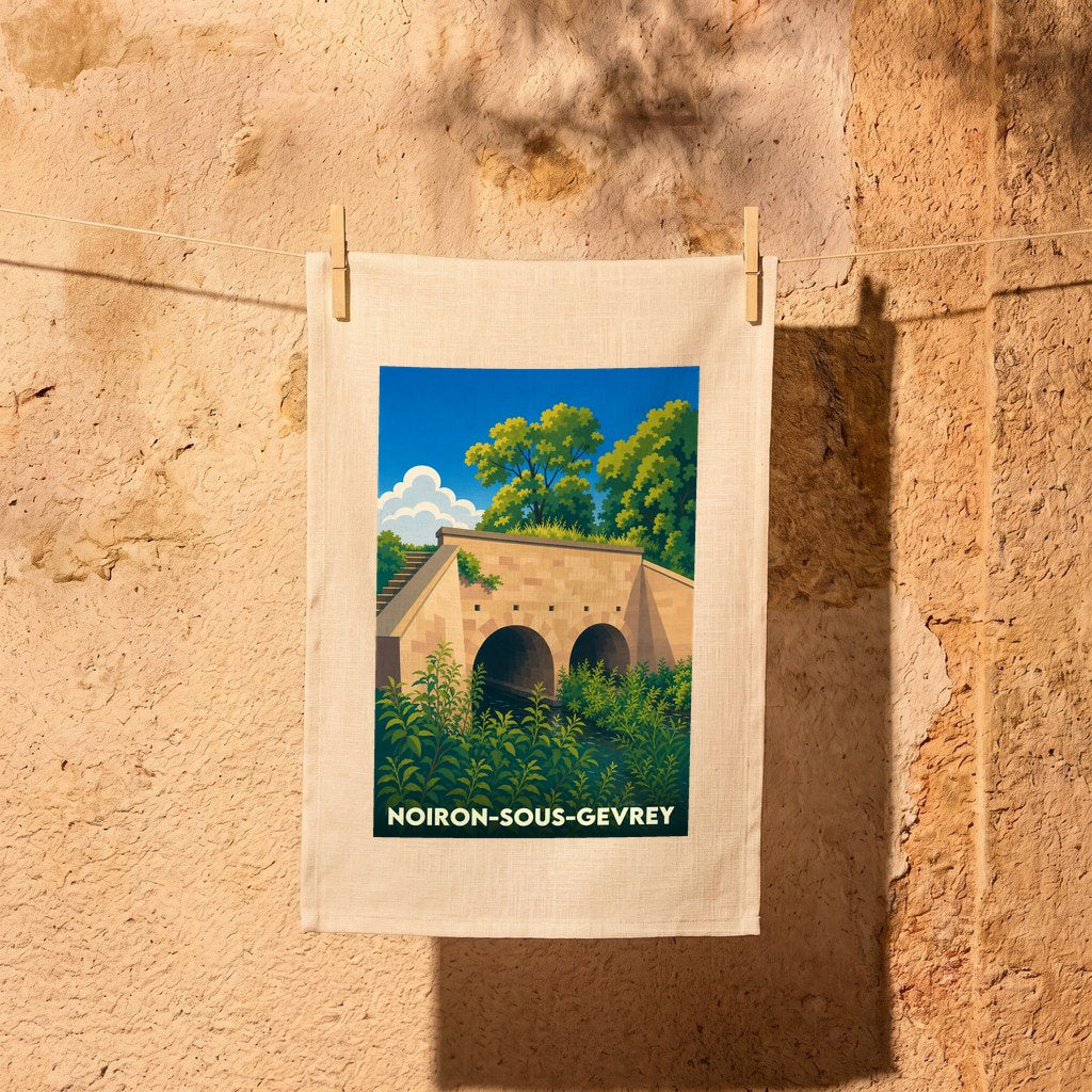 Torchon souvenir de Noiron-sous-Gevrey illustrant un pont en pierre entouré de végétation.