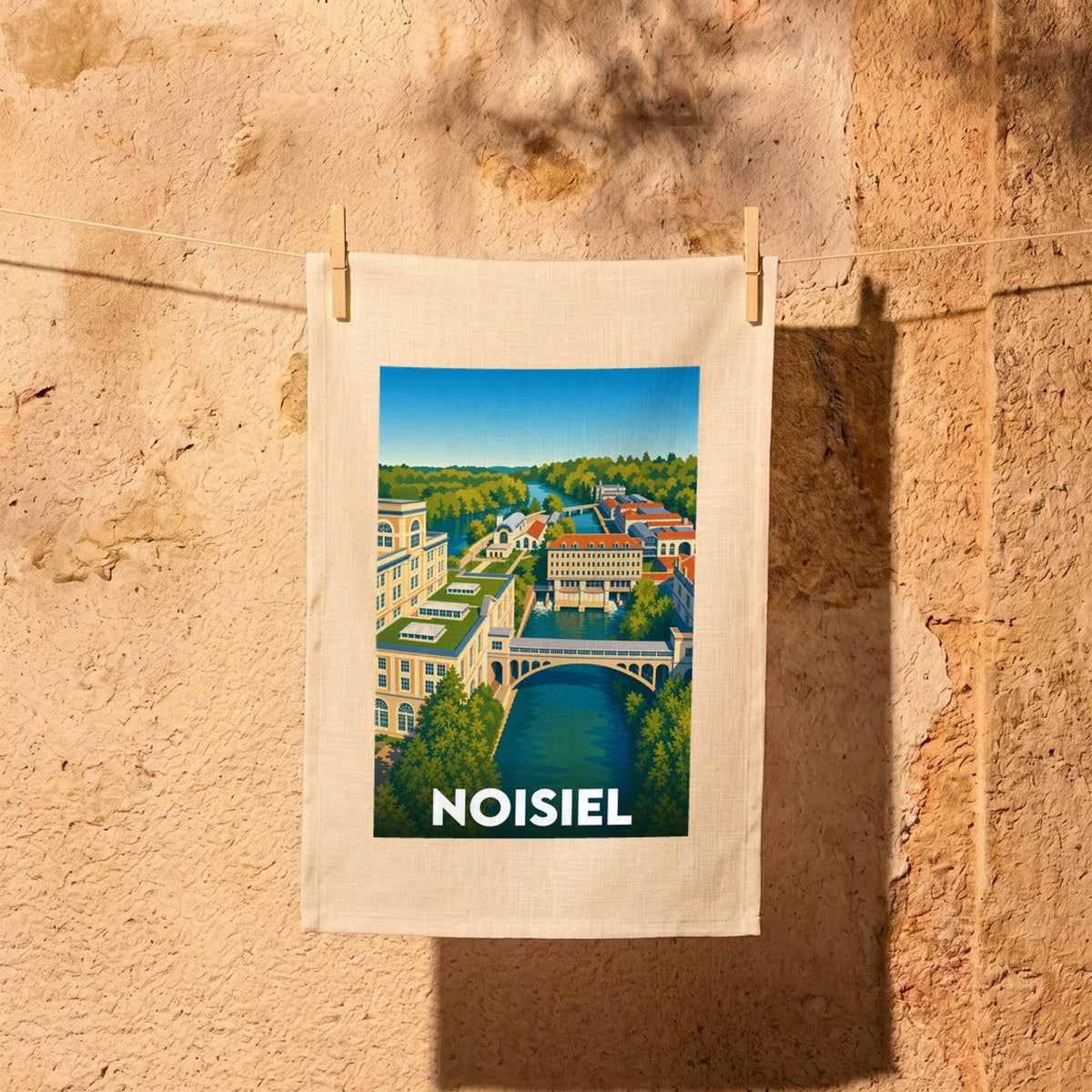 Torchon souvenir de la ville de Noisiel avec une illustration stylisée.