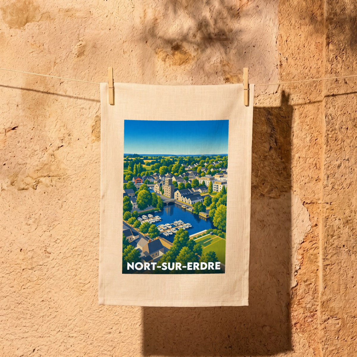 Torchon souvenir de la ville de Nort-sur-Erdre avec une illustration stylisée.