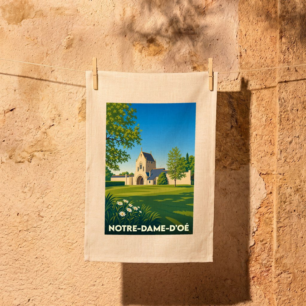 Torchon souvenir de la ville de Notre-Dame-d'Oé avec une illustration stylisée de son église dans un paysage verdoyant.