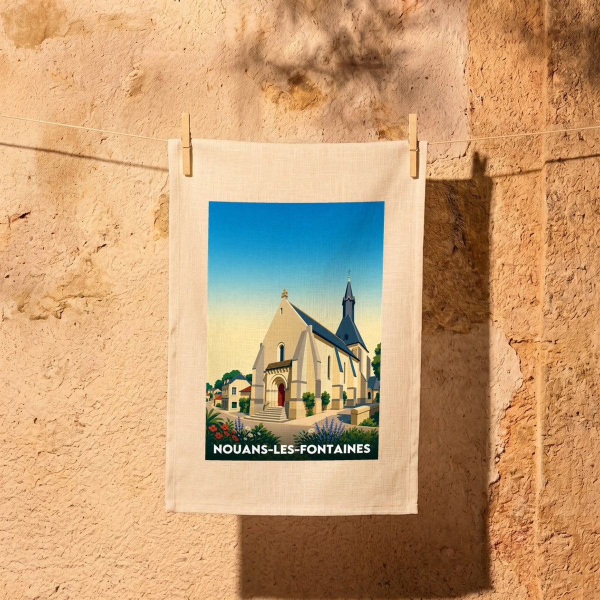 Torchon souvenir de la ville de Nouans-les-Fontaines avec une illustration stylisée de son église.