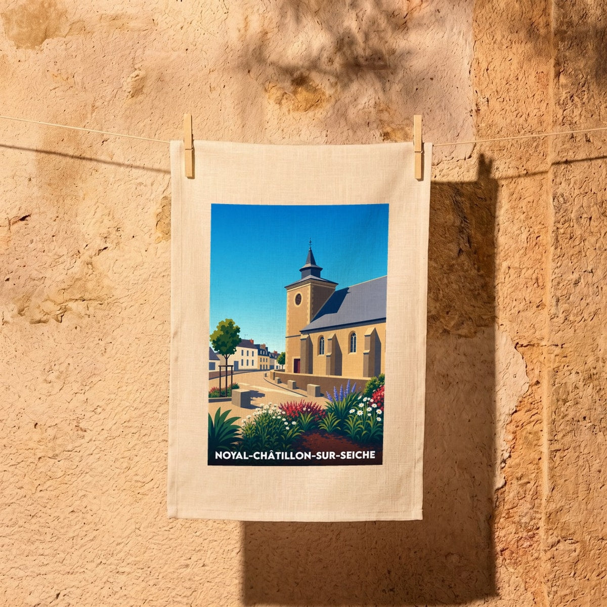 Torchon souvenir de la ville de Noyal-Châtillon-sur-Seiche avec une illustration stylisée de son église et de ses rues.
