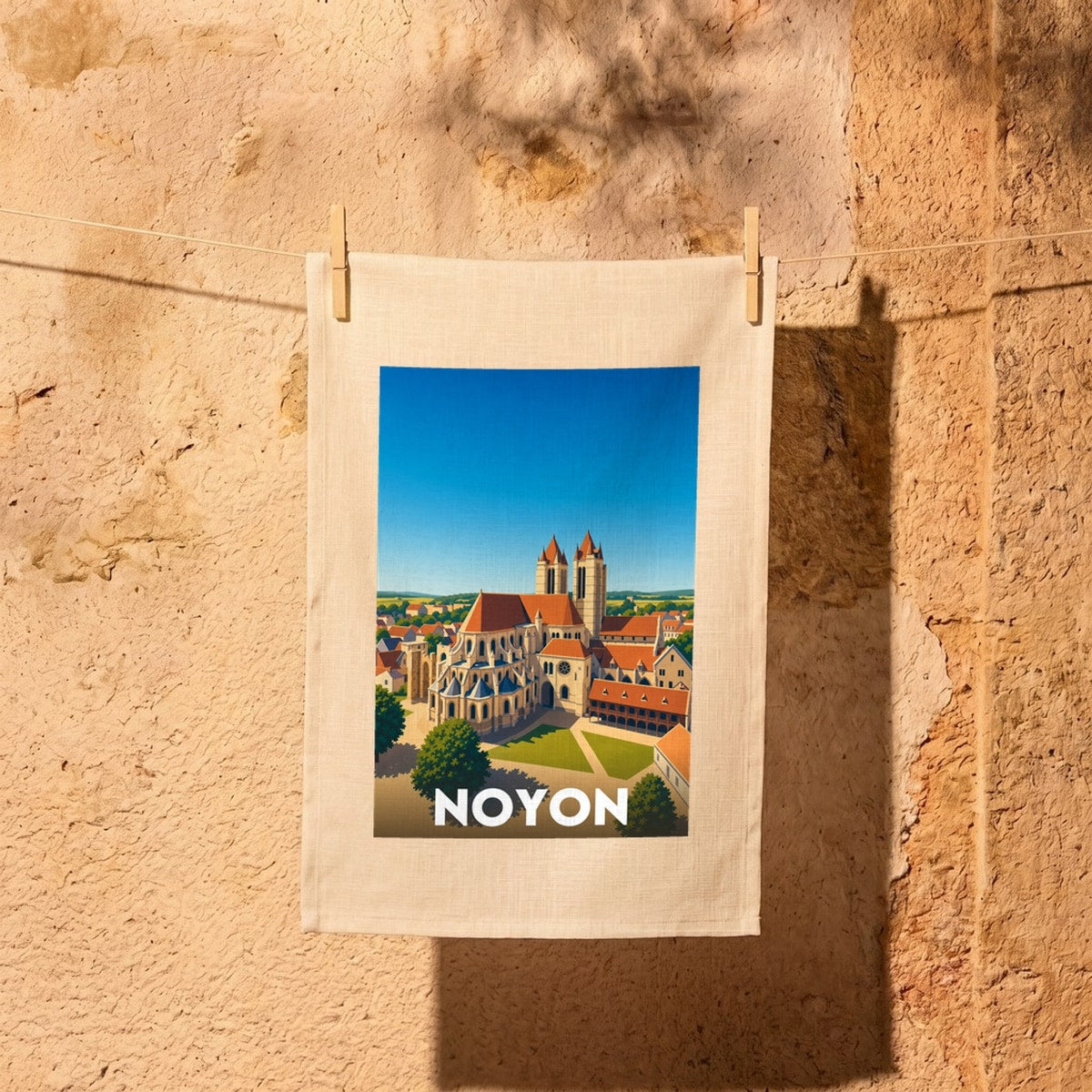 Torchon souvenir de la ville de Noyon avec une illustration stylisée de sa cathédrale.