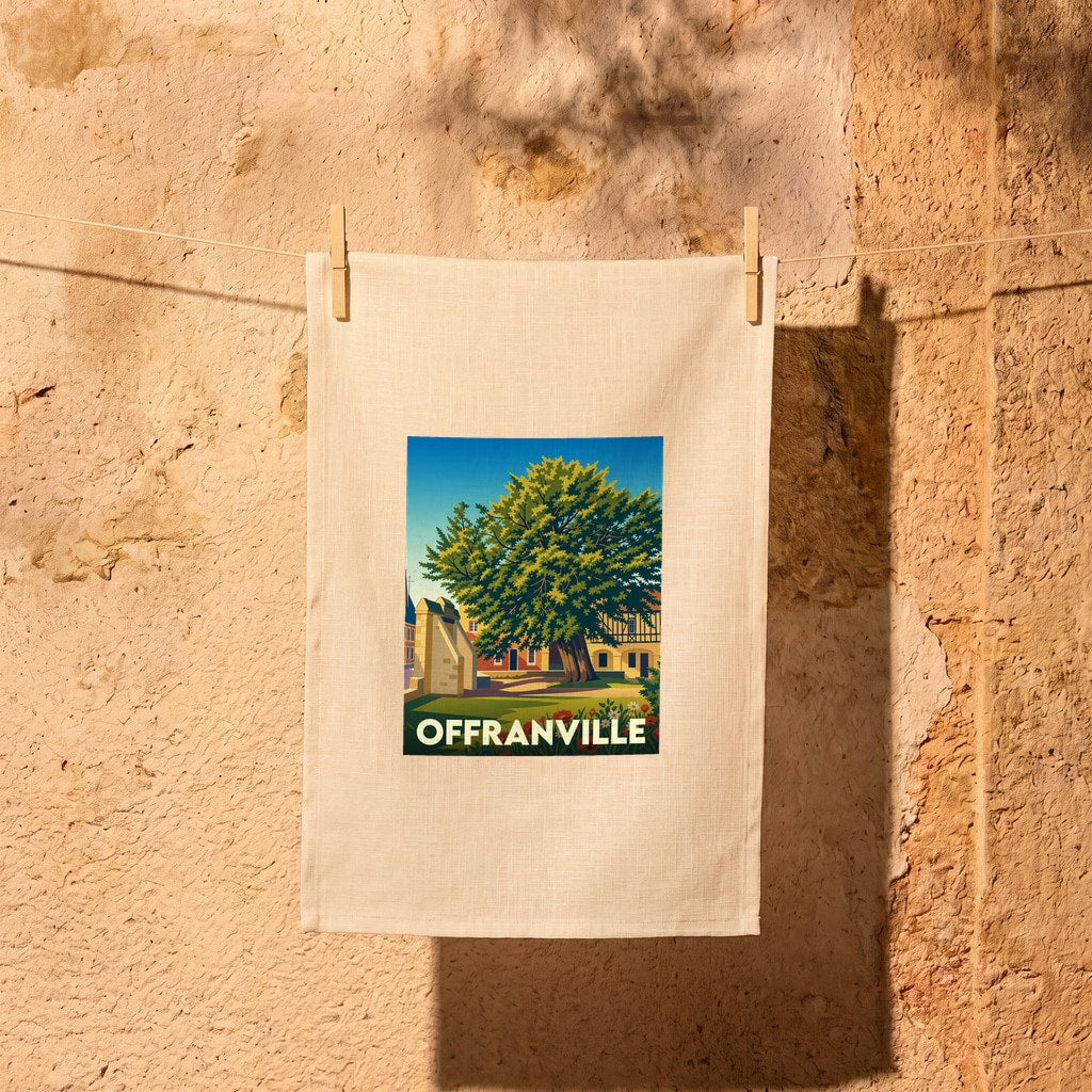 Torchon souvenir de la ville d'Offranville avec une illustration stylisée d'un grand arbre et de maisons fleuries.