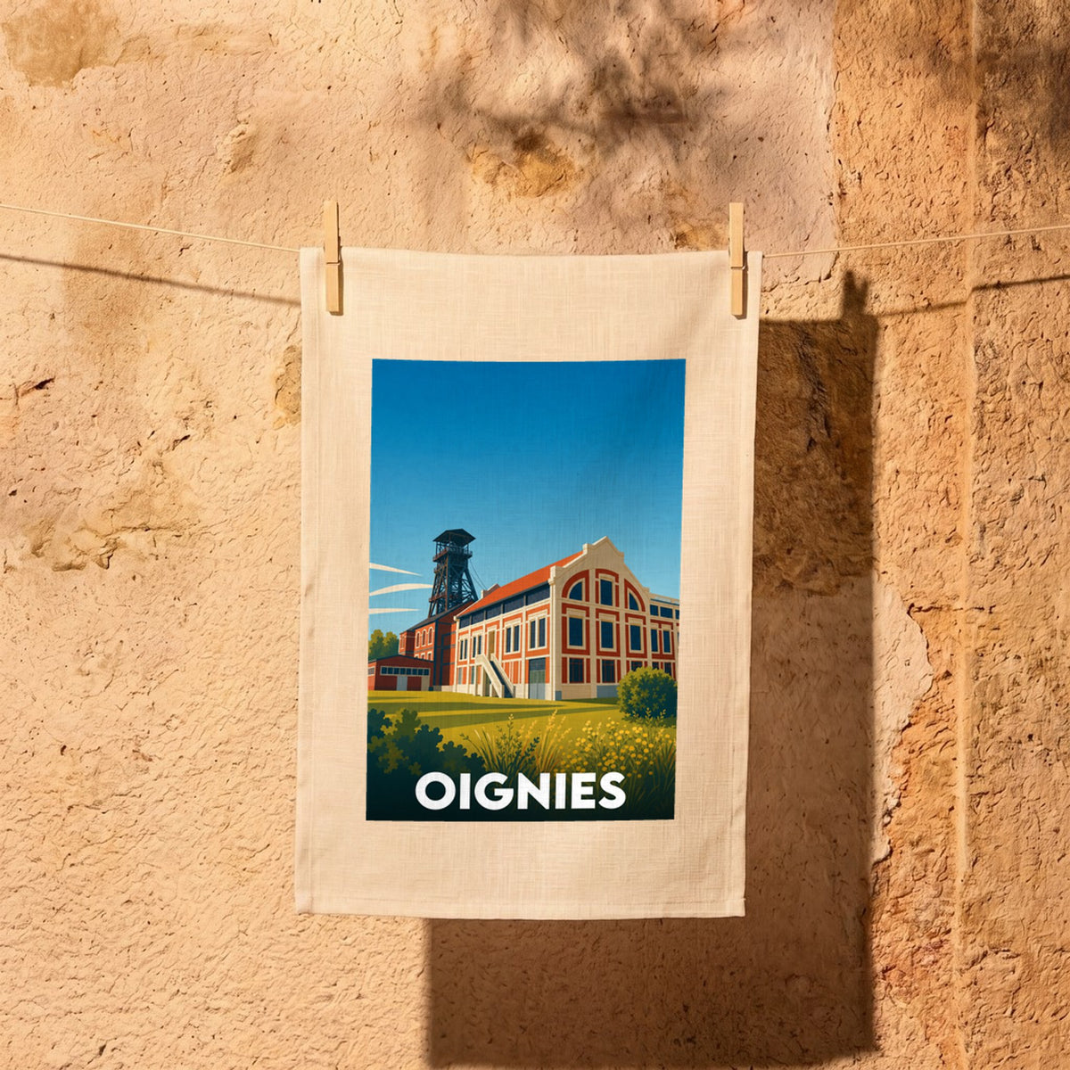 Torchon souvenir de la ville de Oignies avec une illustration stylisée d'un ancien site minier.