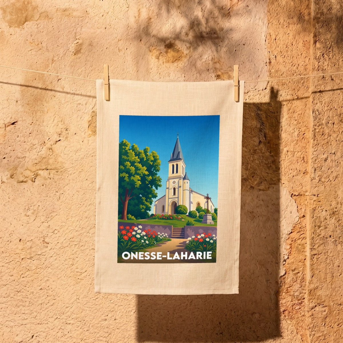 Torchon souvenir de la ville d'Onesse-Laharie avec une illustration stylisée de son église.