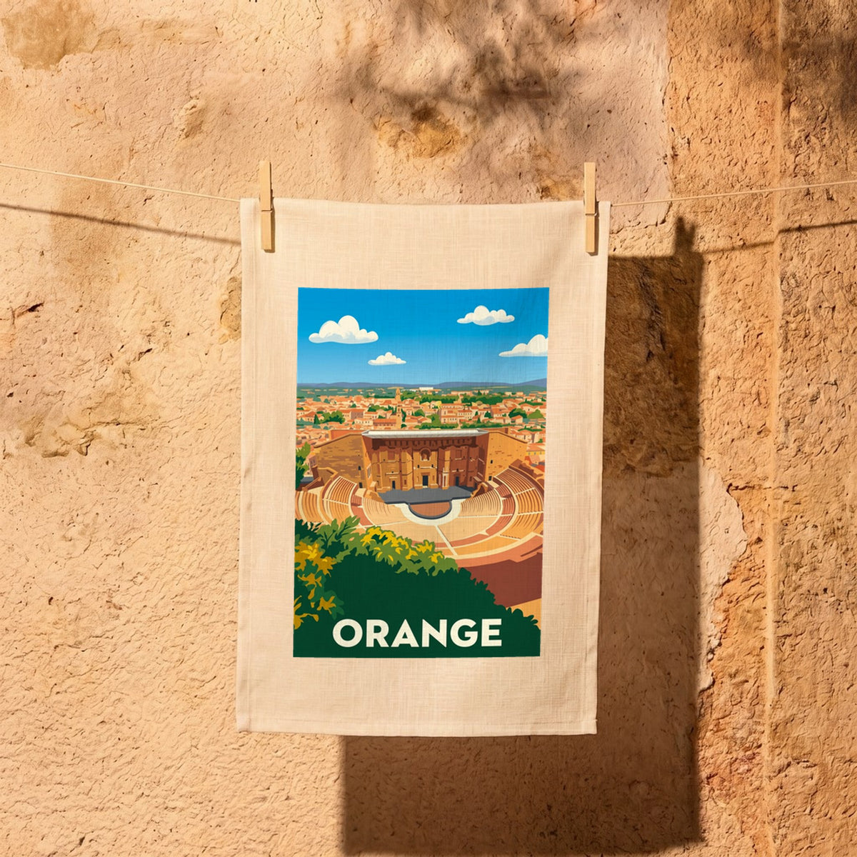 Torchon souvenir de la ville d'Orange avec une illustration stylisée de son théâtre antique.
