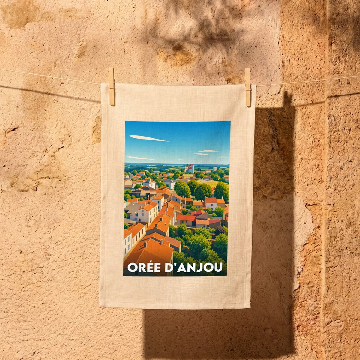 Torchon souvenir de la ville d'Orée d'Anjou avec une illustration stylisée d'un panorama urbain verdoyant.