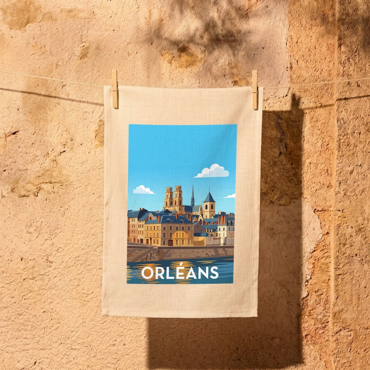 Torchon souvenir de la ville d'Orléans avec une illustration stylisée.