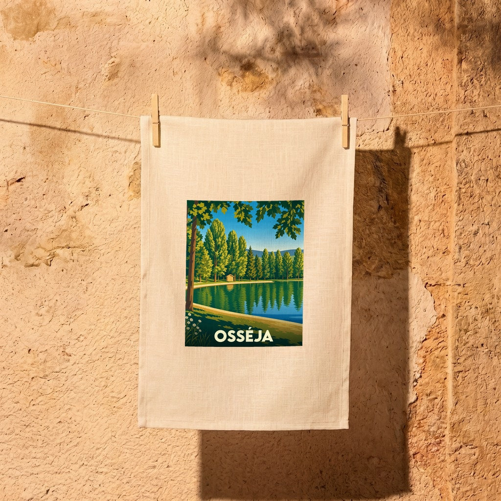 Torchon souvenir de la ville d'Osséja avec une illustration stylisée d'un lac bordé d'arbres.