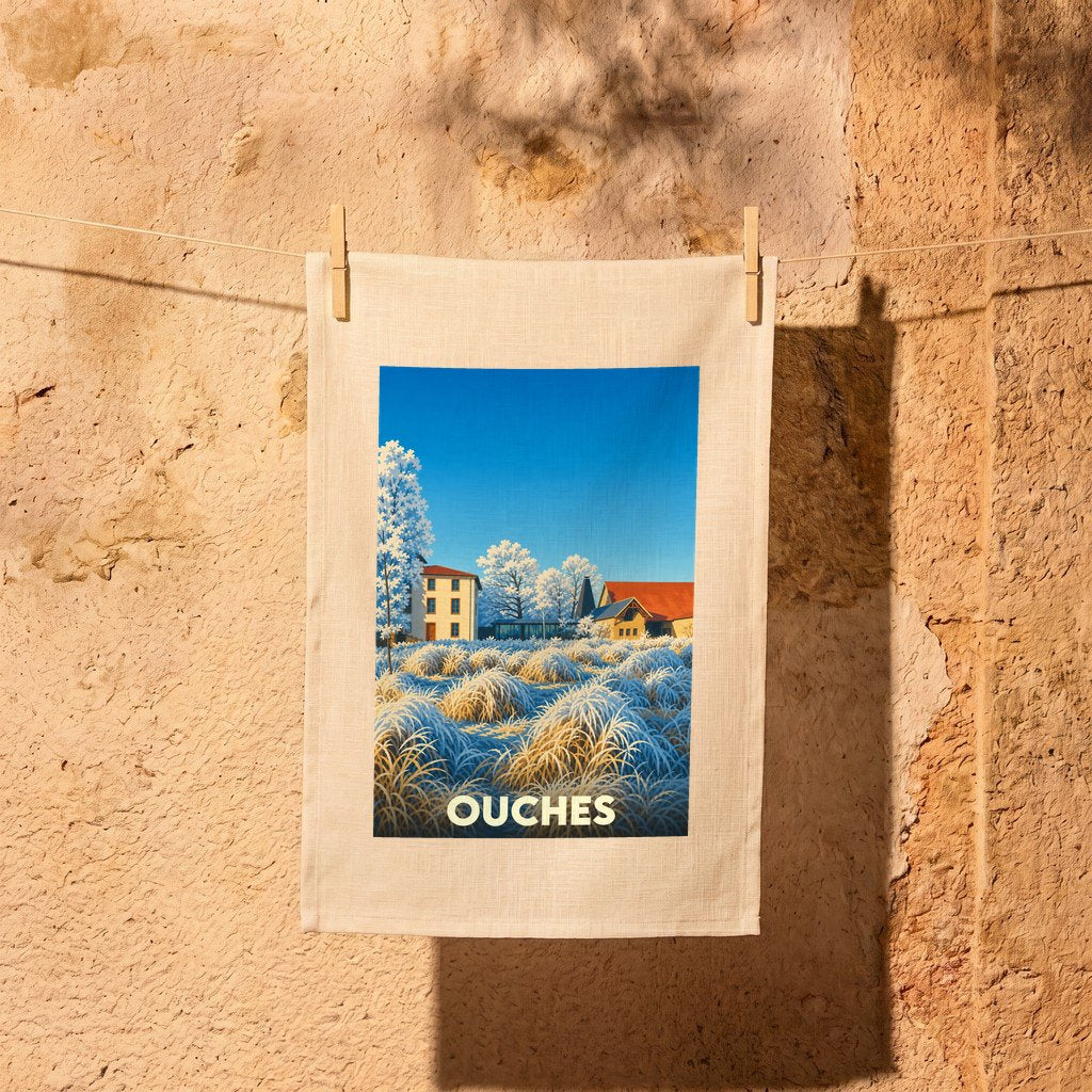 Torchon souvenir de la ville de Ouches illustrant un paysage hivernal stylisé.