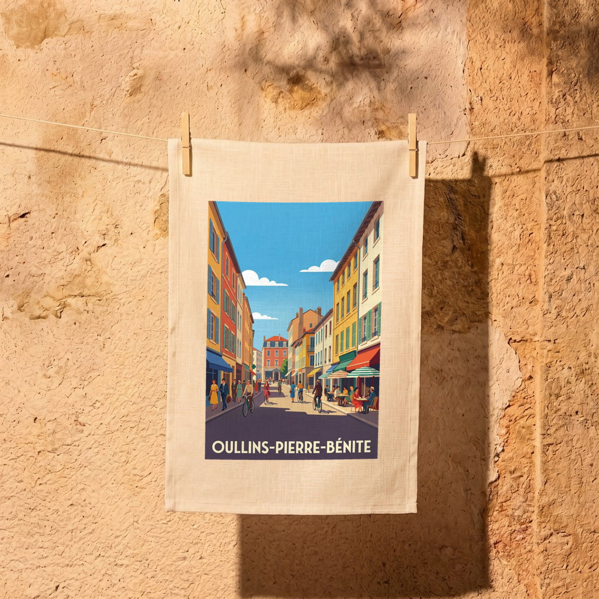 Torchon souvenir de la ville de Oullins-Pierre-Bénite orné d'une illustration stylisée et colorée d'une rue animée.