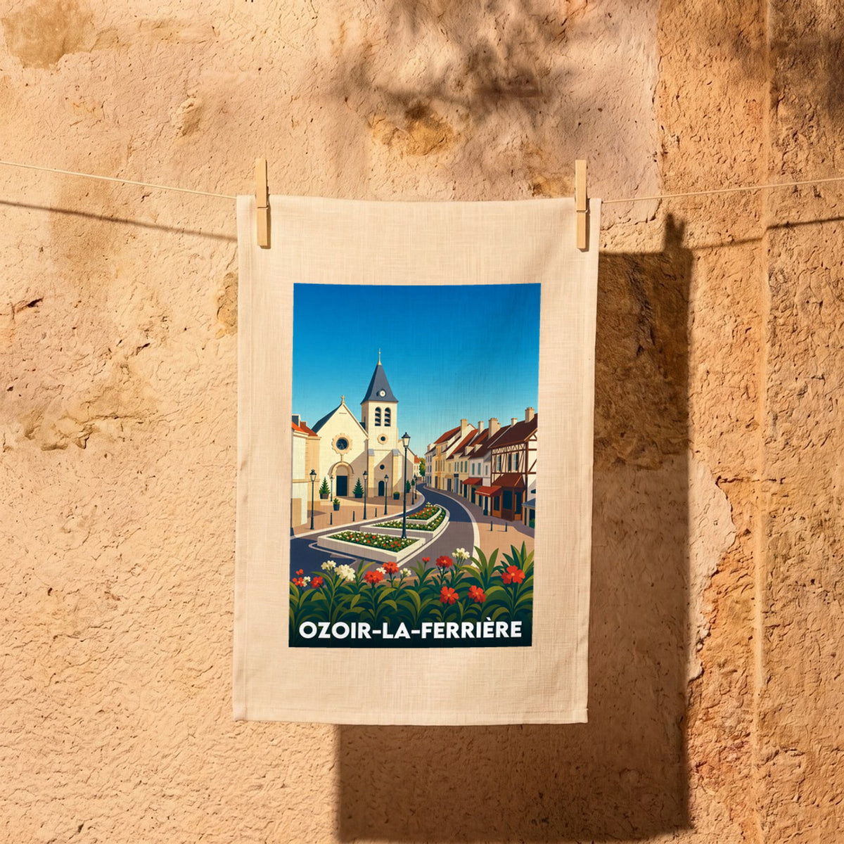 Torchon souvenir de la ville d'Ozoir-la-Ferrière avec une illustration stylisée de son centre historique.