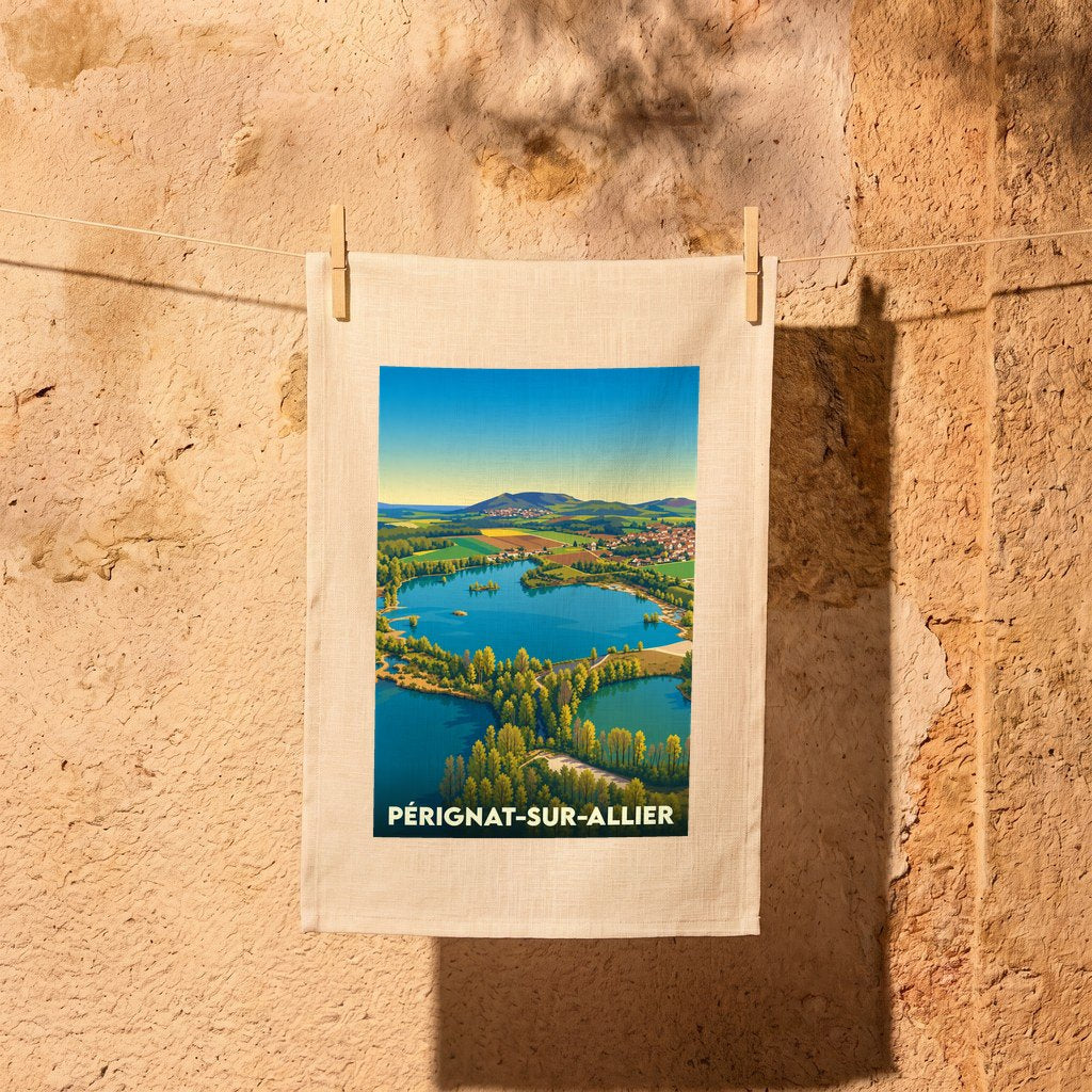 Torchon souvenir de la ville de Pérignat-sur-Allier illustré d'un paysage de lac et de montagnes.