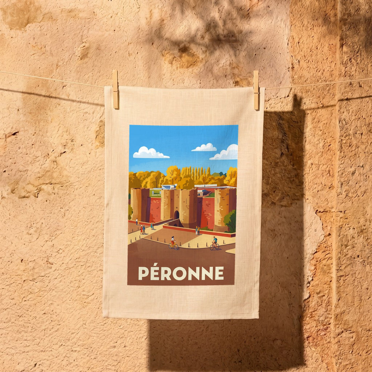Torchon souvenir de la ville de Péronne avec une illustration stylisée et colorée.