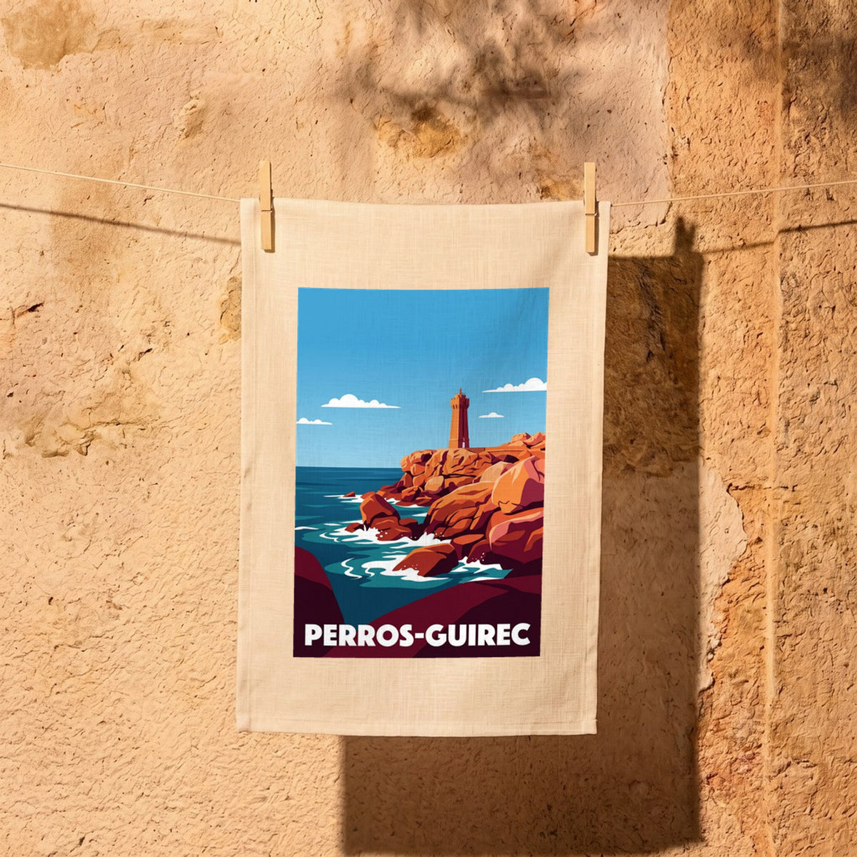 Torchon souvenir de la ville de Perros-Guirec avec une illustration stylisée de son phare sur la côte rocheuse.