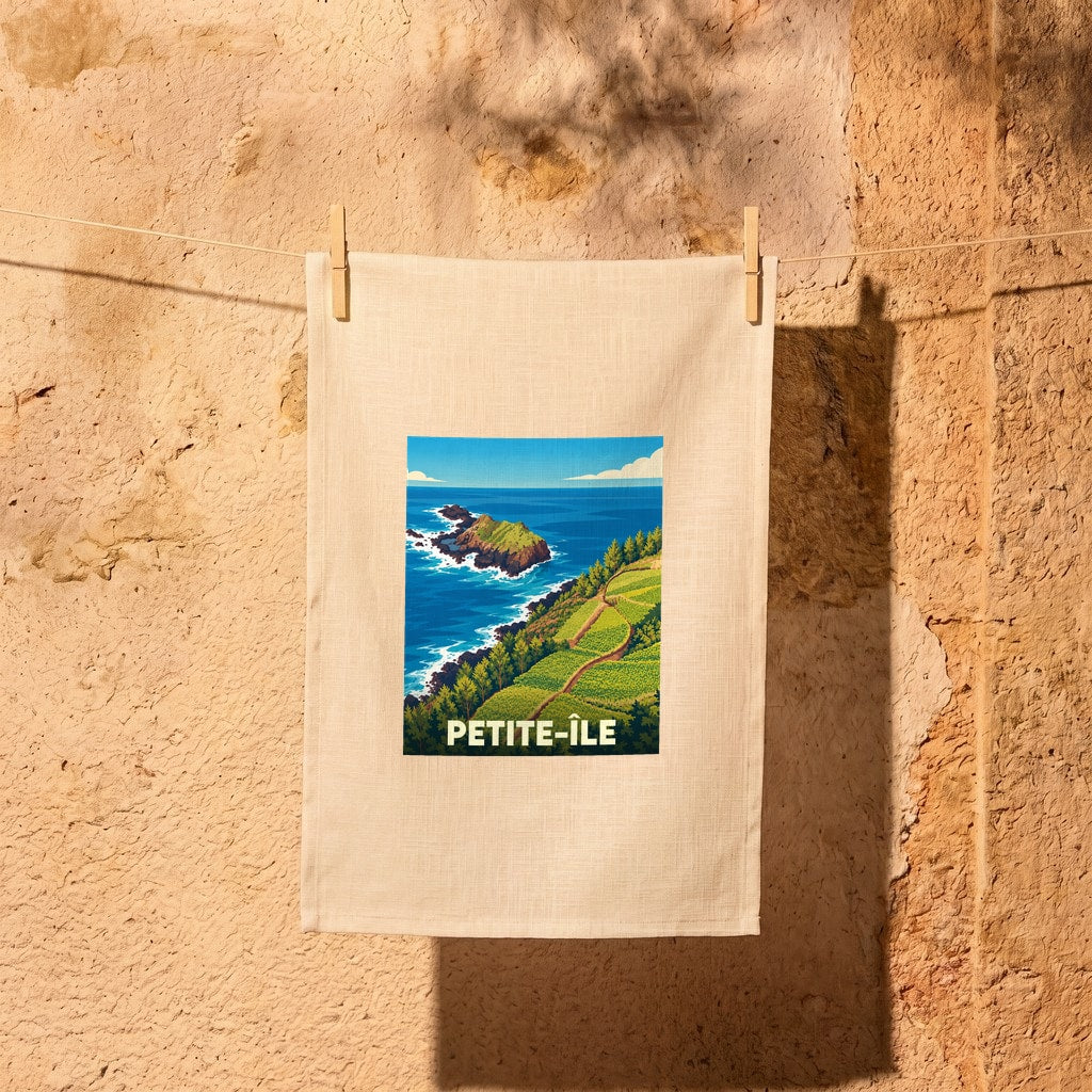 Torchon souvenir de la ville de Petite-Île avec une illustration stylisée de son littoral.