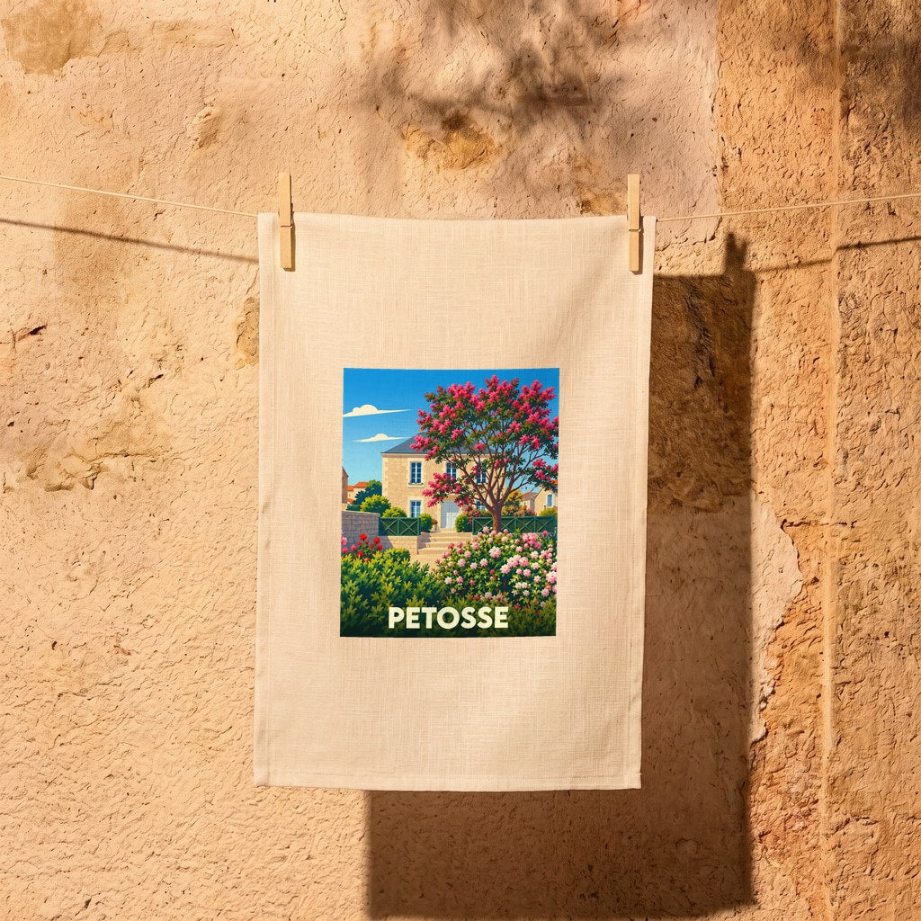 Torchon souvenir de la ville de Petosse orné d'une illustration colorée et fleurie.