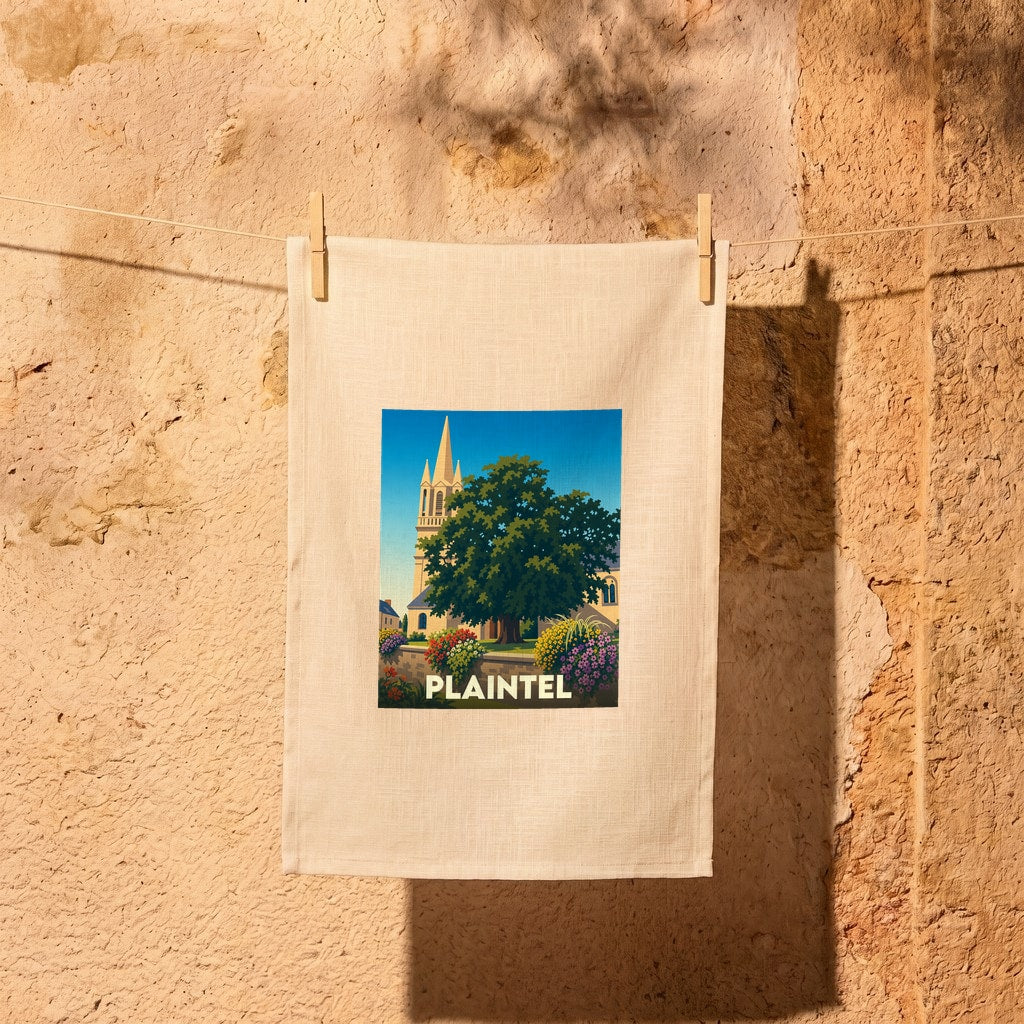 Torchon souvenir de la ville de Plaintel illustré d'une église et d'un grand arbre.