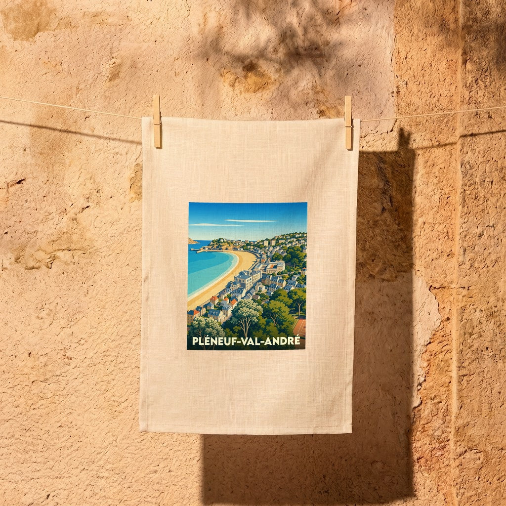 Torchon souvenir de la ville de Pléneuf-Val-André avec une illustration stylisée de sa côte.