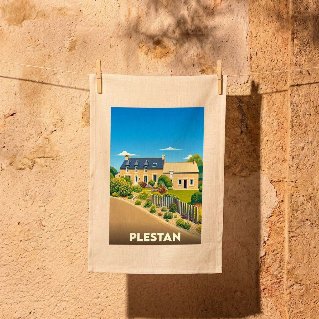 Torchon souvenir de la ville de Plestan avec une illustration stylisée d'une maison traditionnelle bretonne.