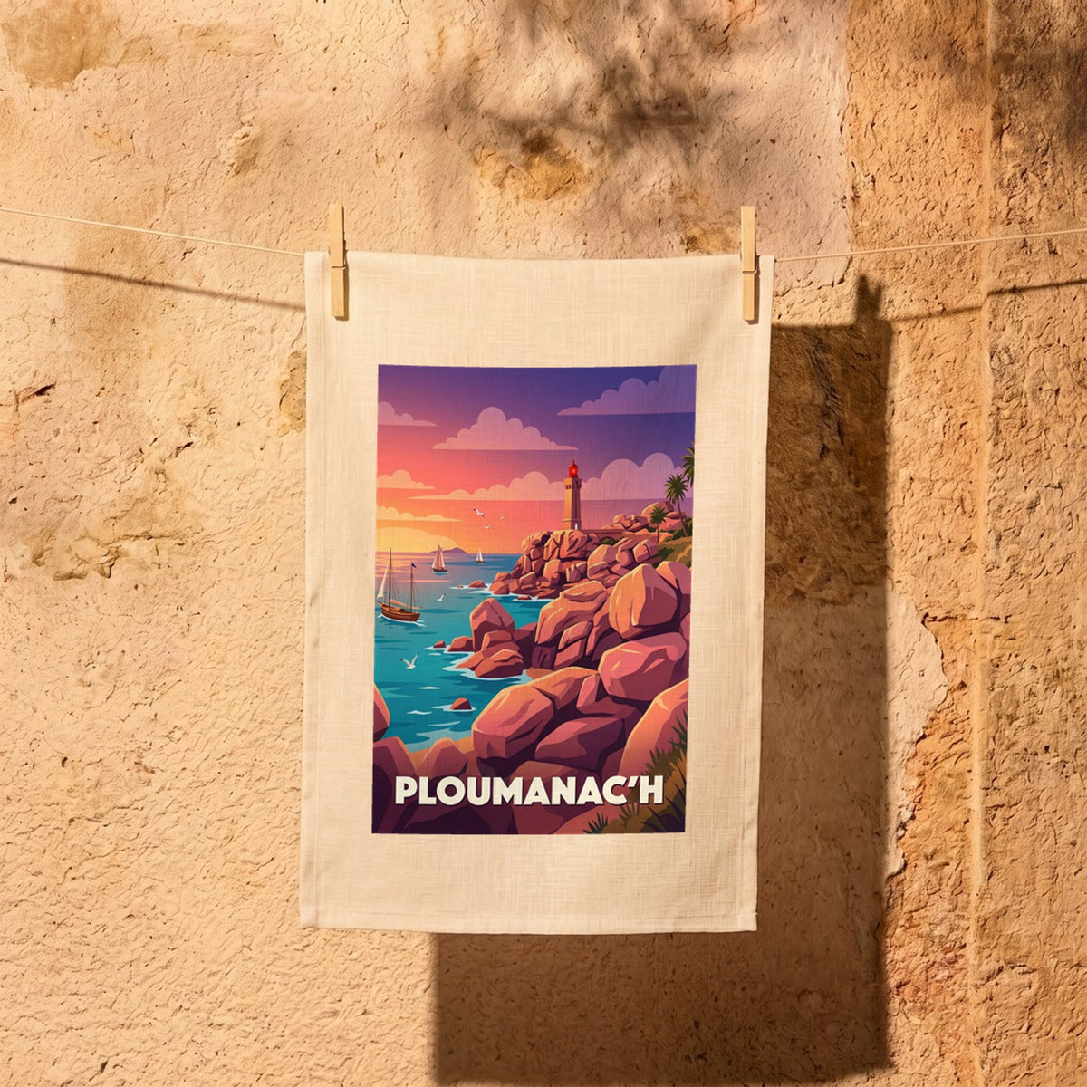 Torchon souvenir de la ville de Ploumanac'h avec une illustration stylisée de son phare et de sa côte de granit rose.