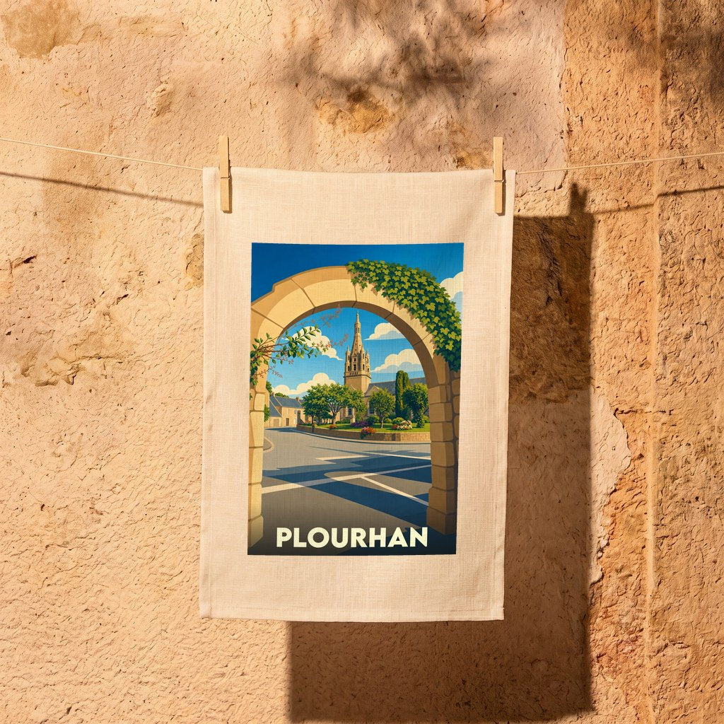 Torchon souvenir de la ville de Plourhan avec une illustration stylisée d'une église vue à travers une arche en pierre.