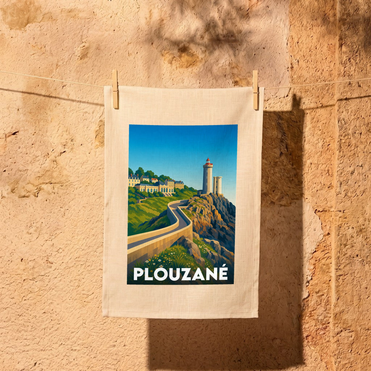 Torchon souvenir de la ville de Plouzané avec une illustration stylisée de son phare et de son littoral.