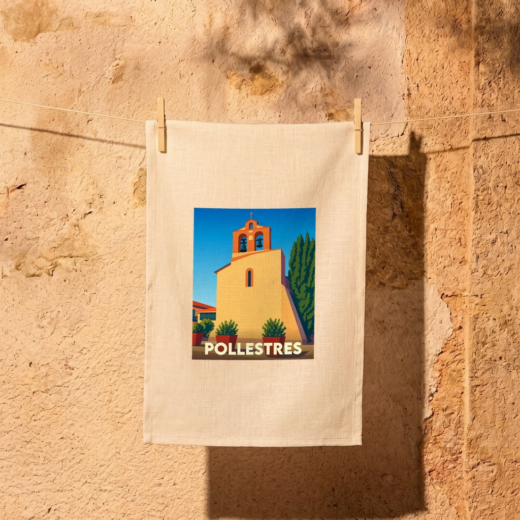 Torchon souvenir de la ville de Pollestres orné d'une illustration stylisée de son église et de son clocher.
