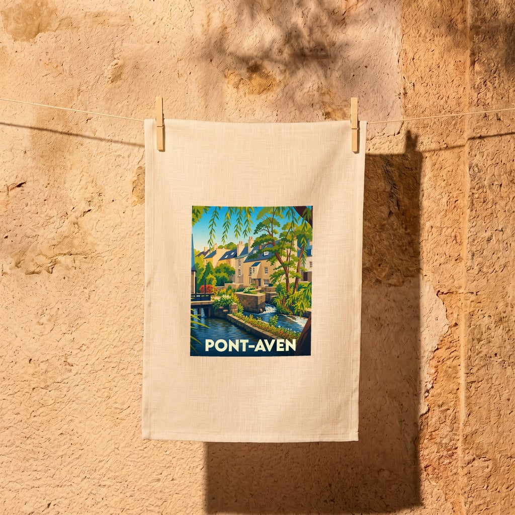 Torchon souvenir de la ville de Pont-Aven avec une illustration stylisée d'un paysage fluvial.