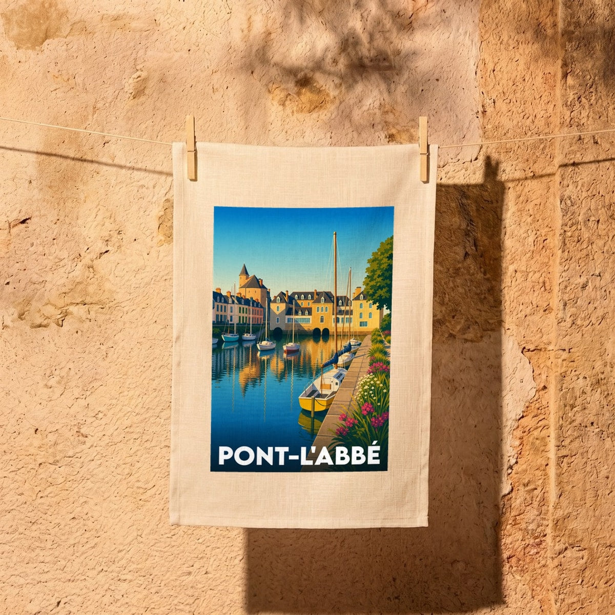 Torchon souvenir de la ville de Pont-l'Abbé illustré d'un paysage portuaire coloré au style vintage.
