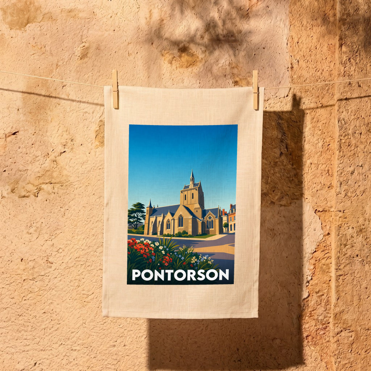 Torchon souvenir de la ville de Pontorson avec une illustration stylisée de son église.