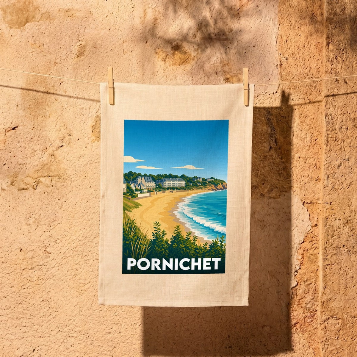 Torchon souvenir de la ville de Pornichet avec une illustration stylisée de sa plage et de son front de mer.