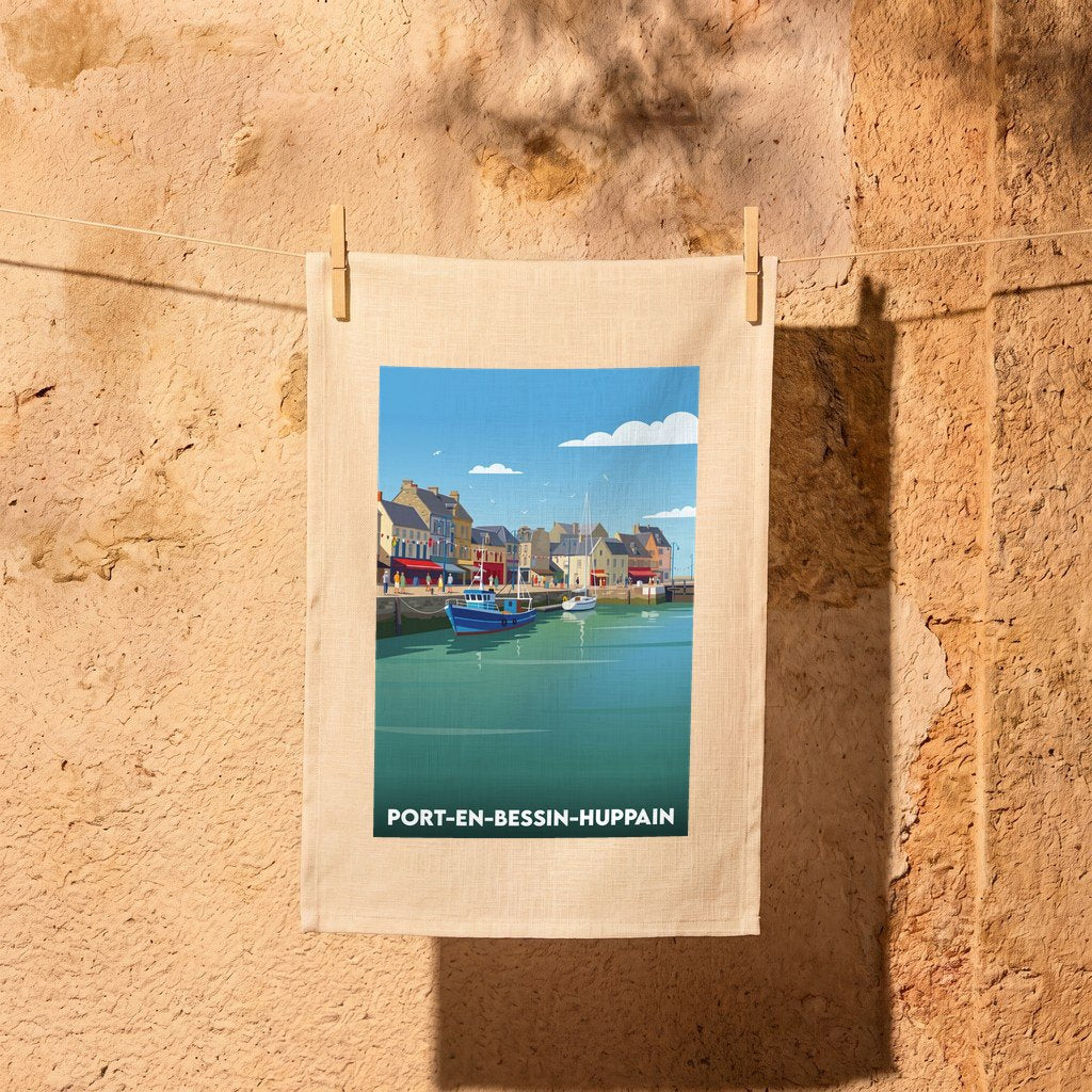 Torchon souvenir de la ville de Port-en-Bessin-Huppain avec une illustration stylisée de son port.