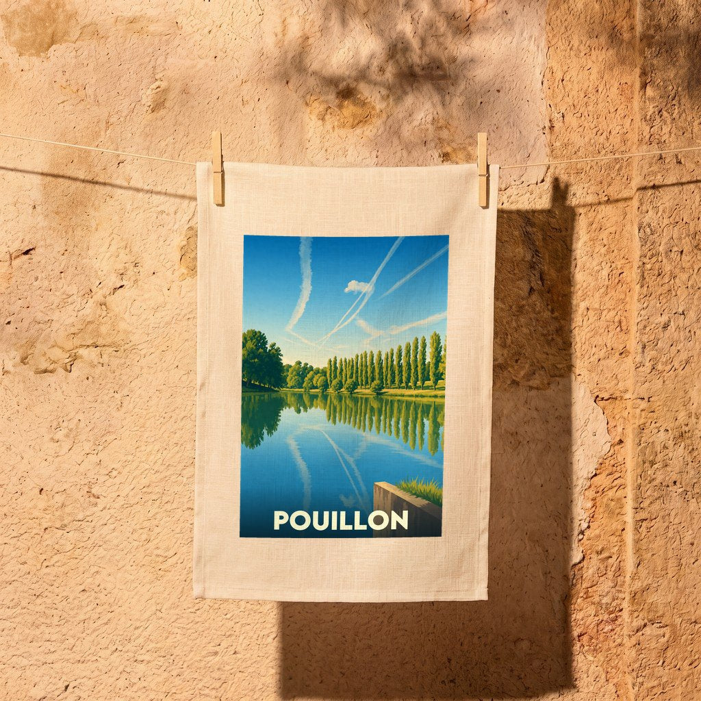 Torchon souvenir de la ville de Pouillon avec une illustration stylisée d'un lac bordé d'arbres.