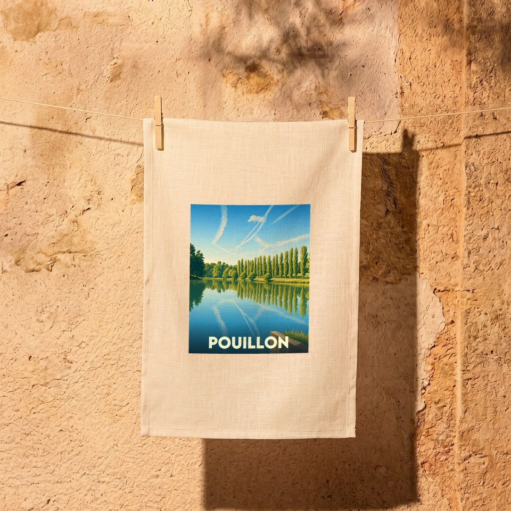 Torchon souvenir de la ville de Pouillon avec une illustration stylisée d'un lac bordé d'arbres.
