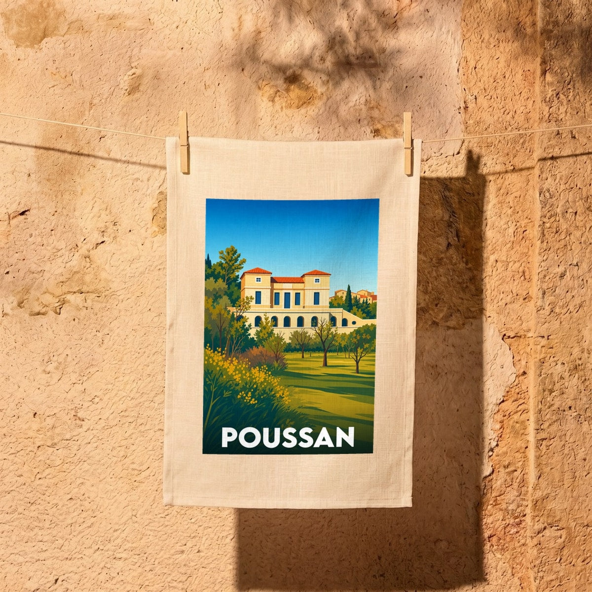 Torchon souvenir de la ville de Poussan avec une illustration stylisée d'une bastide entourée de végétation.