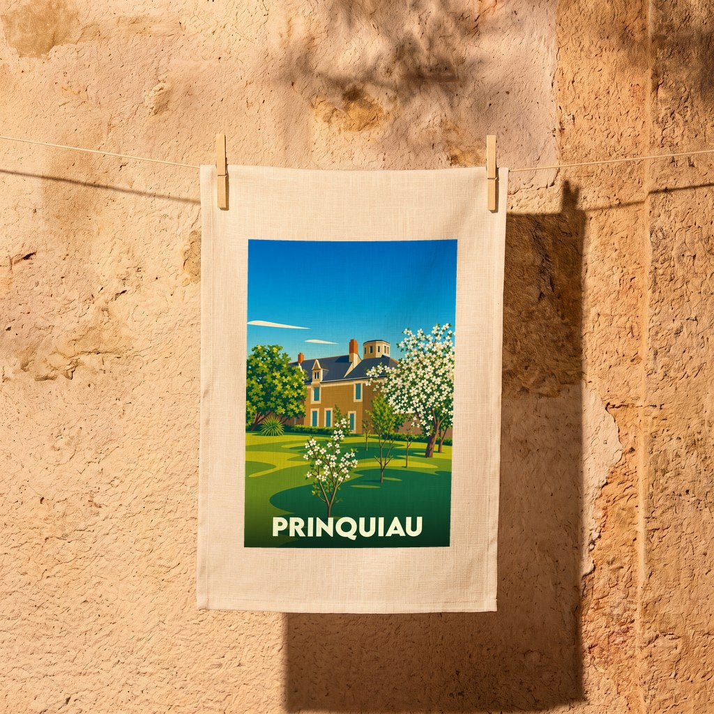Torchon souvenir de la ville de Prinquiau avec une illustration stylisée d'un manoir et d'arbres en fleurs.